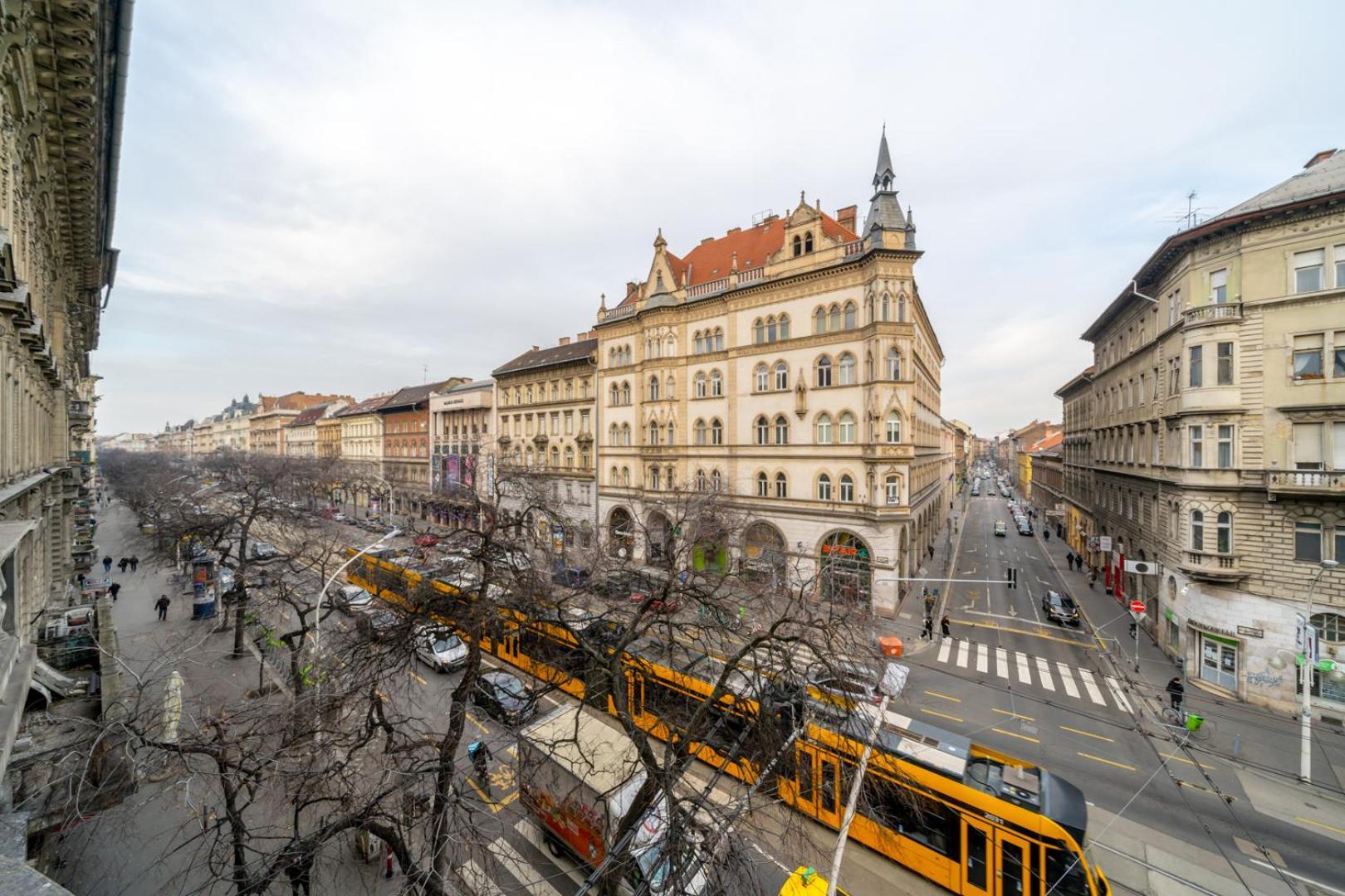 Downtown Delight - Erzsebet Blvd - 13 Ppl Apartment Budapest